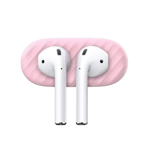 KeyBudz AirDockz rozā ovāls turētājs ar diagonālām rievām, parādīts no priekšpuses ar diviem baltiem AirPods, kas piestiprināti pie noapaļotās malas virsmas.