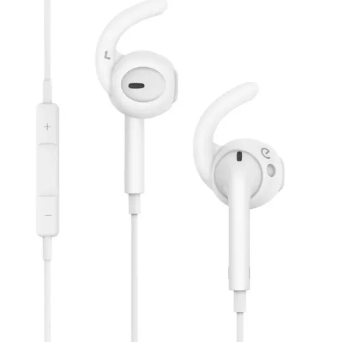 EarBuddyz öronkrokar i vit silikon på Earpods, visade framifrån med kabelfjärr och volymknappar samt L/R-markeringar klart.
