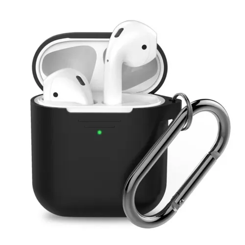 Silikonfodral för AirPods, svart, med öppet lock, synlig grön LED på fronten och metallkarbinhake fäst på höger sida framtill.