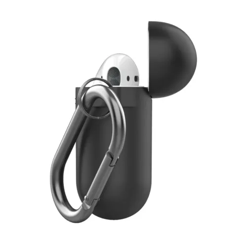 Svart silikonfodral för AirPods med öppet lock, synligt hörlurshuvud och stor metallkarbinhake fäst på sidan, med matt yta.