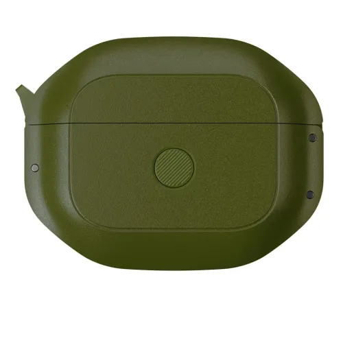 Skogsgrönt skyddsfodral för AirPods 3, frontvy med rund knapp, markerad öppningslinje och fyra nitar längs de yttre kanterna.