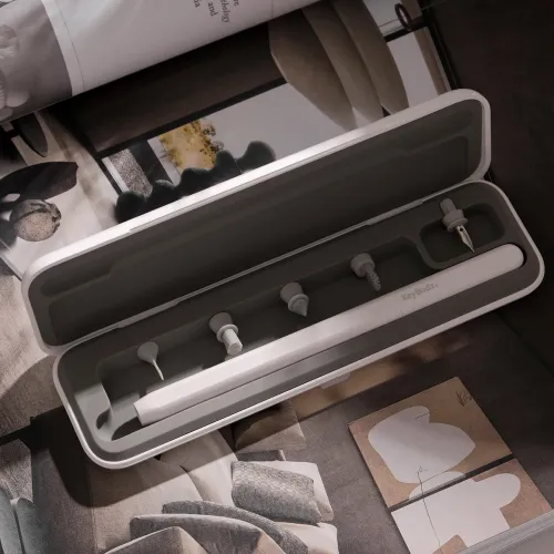 KeyBudz AirCare 2.0 rensesæt i åbent etui med pen og fem spidser i formstøbte rum, placeret på åbent magasin.