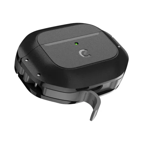 AirPods 3-etui i kulsort med mat top, grønt LED-vindue, åbent portlåg i bunden og skruer langs yderkanterne.