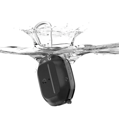 Sort AirPods 3-etui med smal frontstrimmel, LED-åbning, skruet kant og karabinhage; nedsænket i vand, KeyBudz på siden.