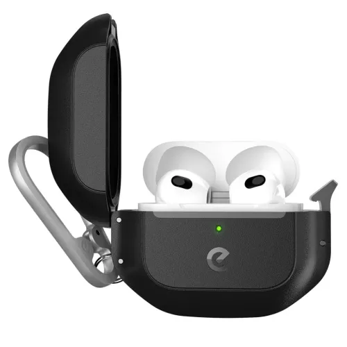 KeyBudz ElementProof-etui til AirPods 3 i kulsort, åbent med grøn LED, karabinhage til venstre og hvide AirPods inde i etuiet.