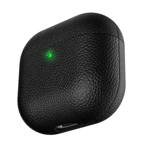 Svart lädertexturerat AirPods-fodral med liten grön statuslampa på fronten, tydlig locksöm upptill och portöppning nedtill.