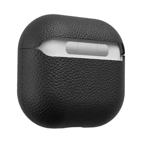 Svart läderfodral för AirPods med pebble-textur, trekvarts vy; toppen öppen visar den vita laddningslådan med grå detalj.