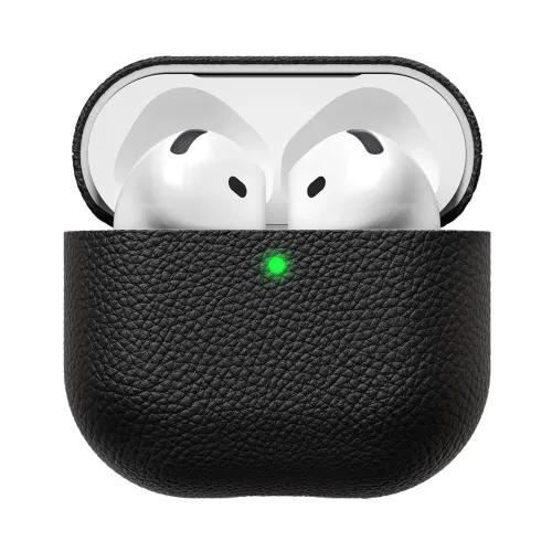 Svart läderfodral för AirPods med öppet lock, kornig textur, centrerad grön LED på fronten och hörlurarna synliga i etuiet.