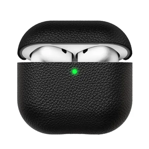 Svart läderfodral för AirPods med kornig yta, öppet lock och synliga vita hörlurar, på framsidan med liten grön statuslampa.