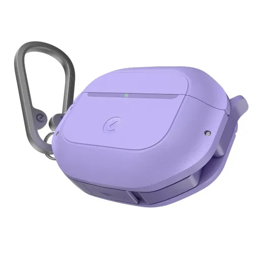 AirPods-etui i lavendelfarget med strukturert skall, LED-indikator, hengsel og portdeksel, sidelås og grå metallkarabinkrok.
