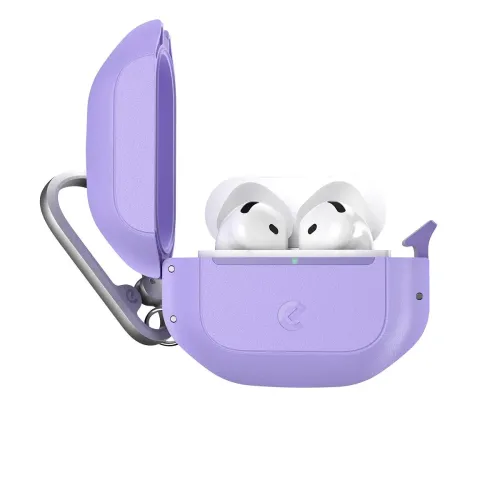 Lavendel AirPods-etui med åpent lokk, karabinkrok til venstre, LED-lys på forsiden og hvitt etui med hodetelefoner inni.
