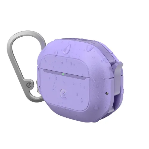 Lavendelfarget AirPods-etui med vanndråper, LED-indikator og luke i lokket, karabinkrok i metall på venstre side og låseklips på høyre side.
