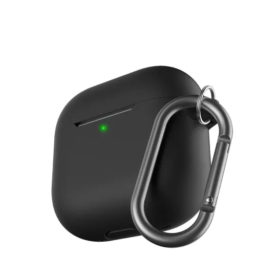 Sort AirPods-etui med mat finish, grøn LED på forsiden og karabinhage på højre side; åbning i låget og i bunden.