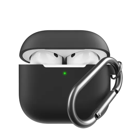 Sort AirPods-etui med åbent låg, hvid inderside og synlige ørepropper, grønt statuslys og metalkarabinhage på siden.