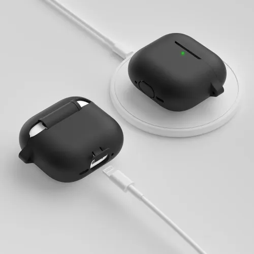 Sort AirPods-etui med nøgleringssløjfe, LED-indikator og portåbning; en med opladningsplade, en med åbent låg og kabel.