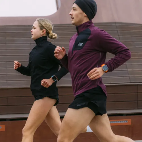 Apple Watch-armbåndet vises på løpere i bevegelse, montert på venstre håndledd og synlig i profil under utendørs løping.