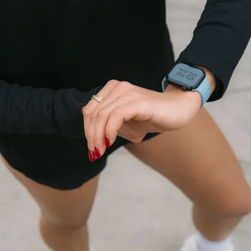 KeyBudz Journey Apple Watch-bånd i Tidal Blue med segmenterte ribber og profil, vist på håndleddet montert på klokken.