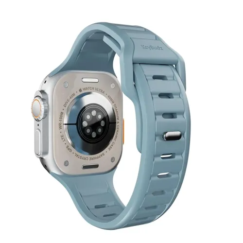 KeyBudz Journey Apple Watch-armbånd i Tidal Blue, vist fra baksiden av klokken, med slissedesign, tuck-feste og metallnål.
