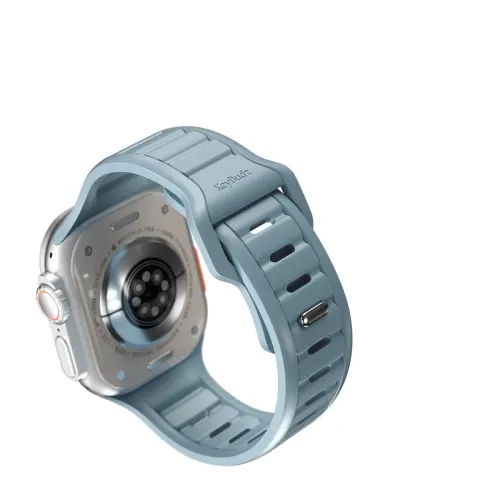 KeyBudz Journey Apple Watch-bånd i Tidal Blue, vist fra baksiden av klokken, med sporet profil, hullrekker og pin-tuck-pinner.