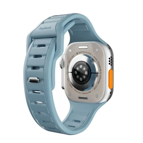 KeyBudz Journey-armbånd i Tidal Blue på Apple Watch, vist fra baksiden, med slisset bånd, metallstift og oransje sideknapp.