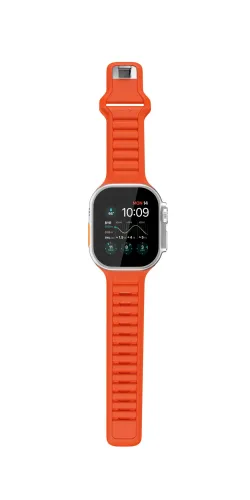 KeyBudz Journey Apple Watch-armbånd i elektrisk oransje, riflet design med metallpinne og spenne på sølvfarget klokke.