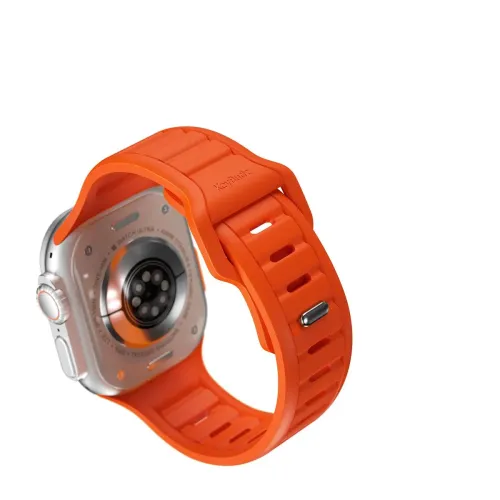 KeyBudz Journey-armbånd i elektrisk oransje på Apple Watch, med ribbestrikket profil, justerbare spor og synlig metallstift.