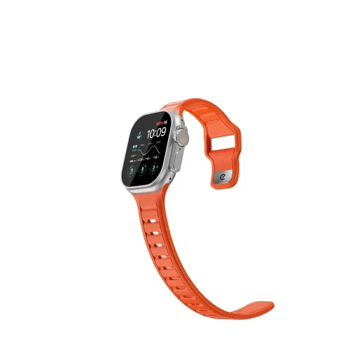 KeyBudz Journey-armbånd i elektrisk oransje på Apple Watch, buet profil med perforerte hull og metallspenne med logo.