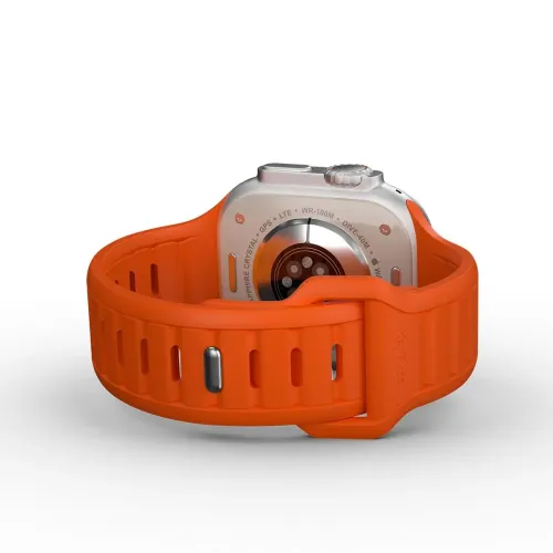 KeyBudz Journey Apple Watch-bånd i elektrisk oransje bakside med slisset bånd, tuck-lukking og metallnål i nærbilde.