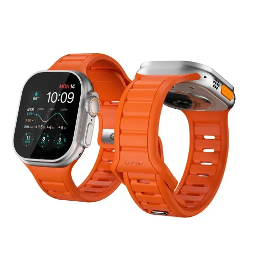 KeyBudz Journey Apple Watch-armbånd i elektrisk oransje med riflet profil og justeringshull, vist på forsiden, baksiden og siden av klokken.