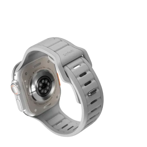 KeyBudz Journey Apple Watch -älykellonauha, kiviharmaa, jossa on uurrettu nauha, reiät ja metallitapit, kuvassa asennettuna takaa.