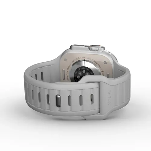 KeyBudz Apple Watch -ranneke, kiviharmaa, takakuva, pitkittäisrei'illä varustettu kylkiprofiili, metallitappi ja rannekkeen alle työnnettävä nauha kuvassa.